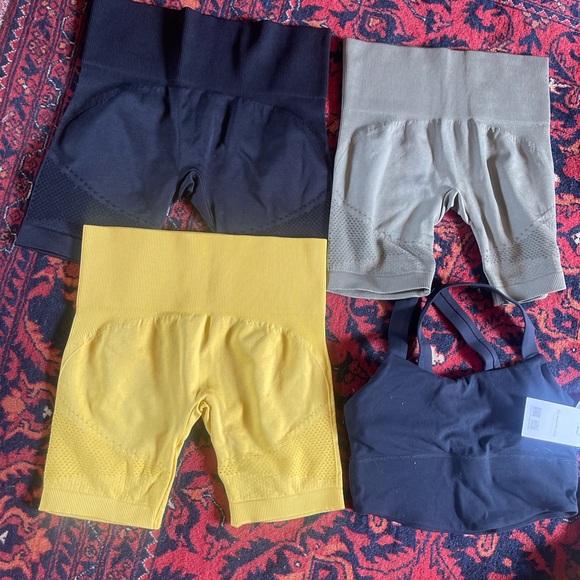 Bundle of shorts new with a sports bra - Picture 1 of 2